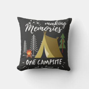 Camping macht Erinnerungen zu einem Campingplatz Kissen