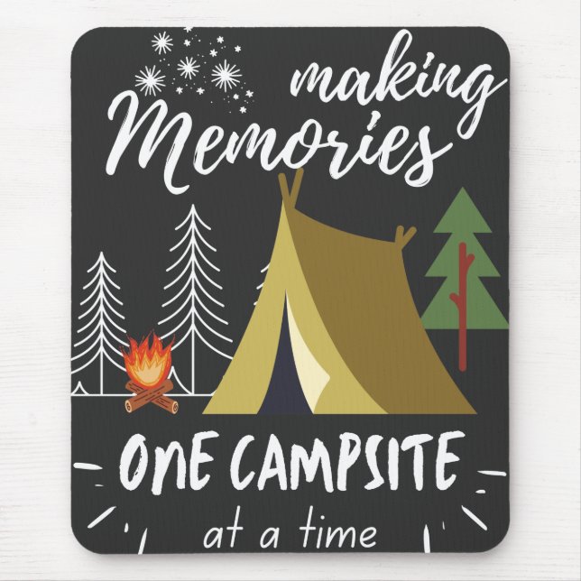 Camping macht Erinnerungen zu einem Campingplatz Mousepad (Vorne)