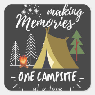 Camping macht Erinnerungen zu einem Campingplatz Quadratischer Aufkleber