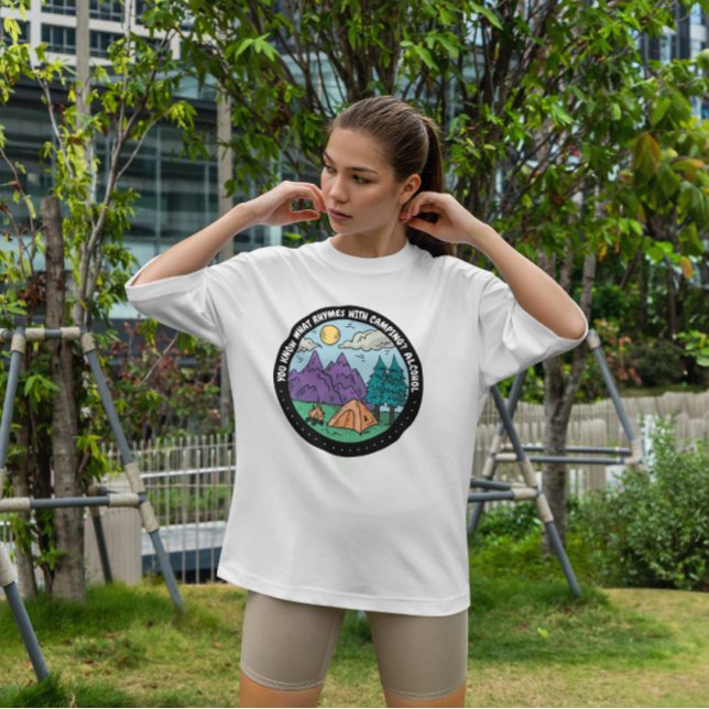 Camping mit Alkohol Abzeichen T-Shirt (Von Creator hochgeladen)