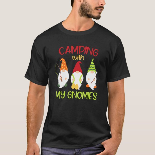 Camping mit meinen Gnomen Camper Fischen Wanderlag T-Shirt (Vorderseite)