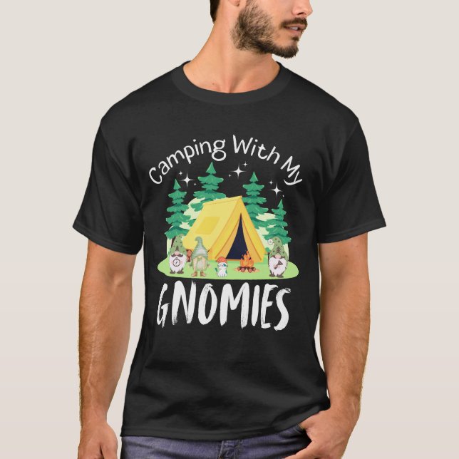 Camping mit meinen Gnomen lustiges Sprichwort T-Shirt (Vorderseite)