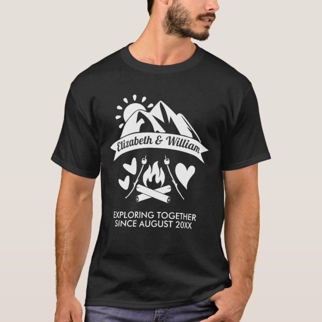 Camping-Paar Bergfeuer-Entdeckung zusammen T-Shirt (Vorderseite)