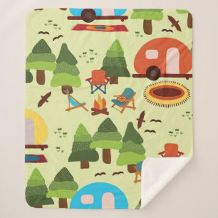 Camping-Szene - Wohnwagen, Camping-Stühle, Feuerp Sherpadecke