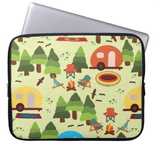 Camping-Szene - Wohnwagen, Camping-Stühle, Feuerpl Laptopschutzhülle