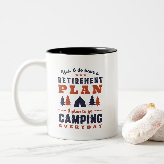 Camping und Wandern im sonnigen Ruhestand Zweifarbige Tasse (Mit Donut)