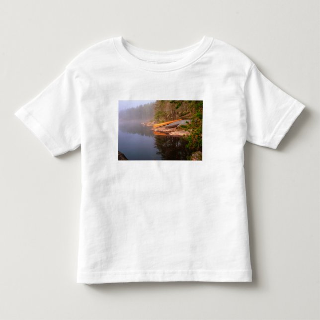 Campingplatz Foggy Canoe, Kawnipi-See, Kleinkind T-shirt (Vorderseite)