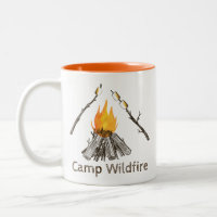 Campingplatz mit Toasting Marshmallows Custom Tass