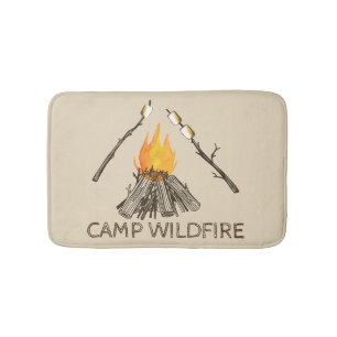 Campire avec griller le tapis de bain de guimauves