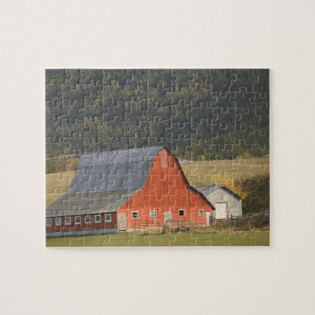 CANADA, British Columbia, Enderby. Rotbarn / (Horizontal)