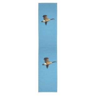 Canadian geese in flight kurzer tischläufer