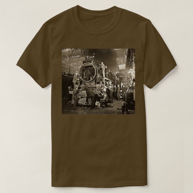 Canadian Pacific Steam Locomotive Under Repair T-Shirt (Design vorne)