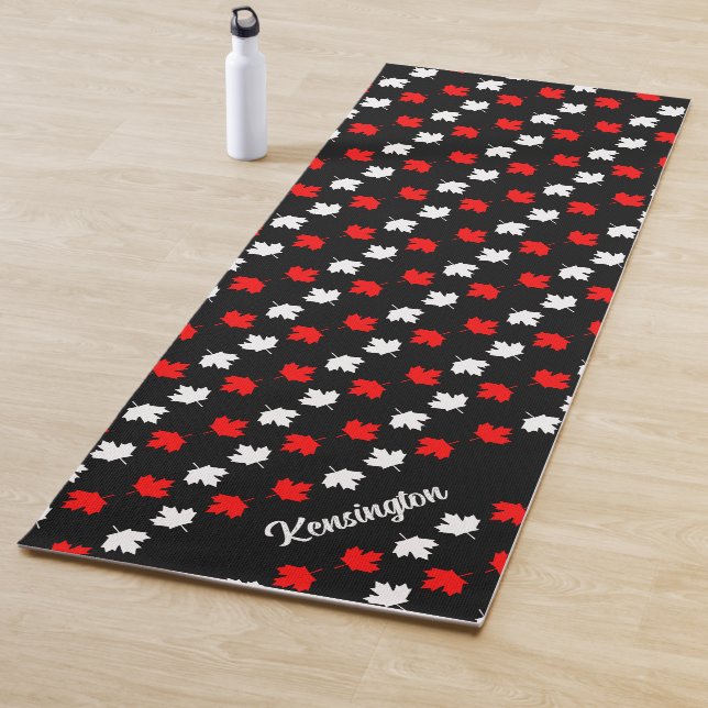 CANADIAN Patriot Red and White Mapon on BLACK Yogamatte (Beispiel)