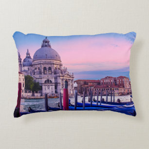 Canal Grande mit Gondeln und Kirche in Venedig Dekokissen