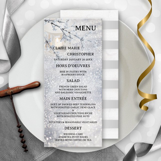 Candle Lit Lantern Sparkling Snow Wedding Menükarte (Winter wedding menu card featuring a candle lit lantern in sparkling snow.)