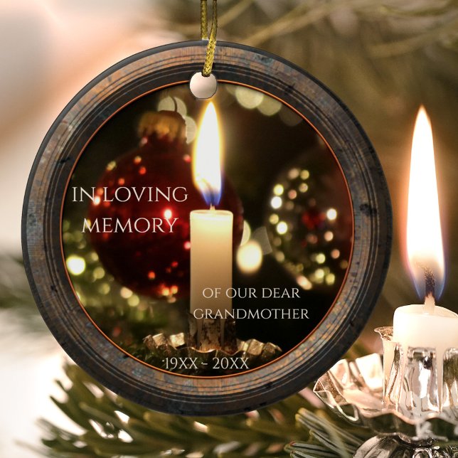 Candle Memorial Noël ornement en céramique (Memorial Christmas ornament featuring an image of a candle with sparkling lights and rustic metal)