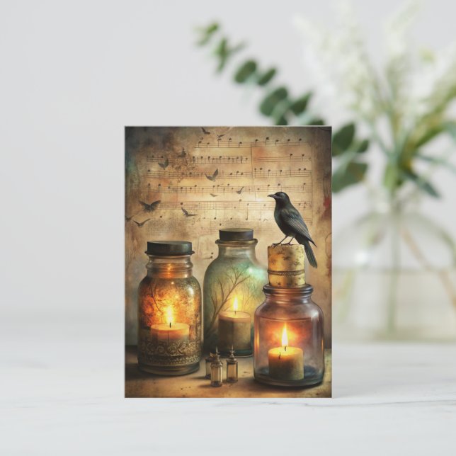 Candlelit Crow mit antiken Flaschen & Noten Postkarte (Stehend Vorderseite)