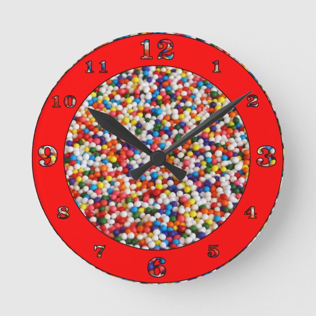 Candy Balls With Red Circle Accent Runde Wanduhr (Vorderseite)