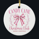 Candy Cane Christmas Keepake Keramik Ornament<br><div class="desc">Mit diesem spielerischen Ornament mit einem Coquette-Bogen aus rosa Bonbons und der Phrase Candy Cane Christmas Club lassen Sie Ihren Urlaubskulptur feierlich fröhlich fröhlich werden. Das mit Sternen und grünen Springbrunnen geschmückte Design verbindet wahres Ambiente mit saisonaler Tradition. Ein süßer Sake für Familien, Kinder oder alle, die eine lustige Drehung...</div>
