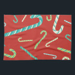 Candy Canes auf rotem Hintergrund Geschirrtuch<br><div class="desc">Das rote Handtuch wird von Kerzenhaltern mit grünen und blauen Streifen geschmückt. Das wäre auch als Hanukkah-Geschenk Spaß. Eine schöne Ergänzung zu Ihrer Weihnachtsküche oder in einem inspirierten Geschenkkorb in der Küche. Ein schönes Handtuch,  das in der Küche als Küchentuch oder als Dekorationsstück hart für Sie arbeitet.</div>