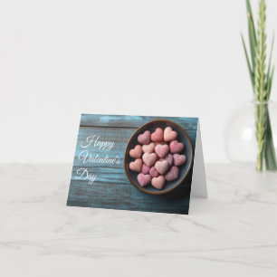 Candy Hearts in einer Schüssel Valentine Gruß Feiertagskarte