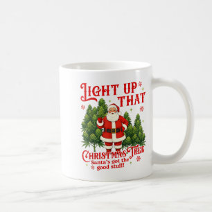 Cannabisliebhaber raucht Weihnachtsbaum an Kaffeetasse