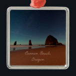 Cannon Beach Oregon Haystack Rock Ornament Aus Metall<br><div class="desc">Cannon Beach Oregon Haystack Rock Schönes Nachtstrandfoto mit Sternen über dem Ozean.</div>