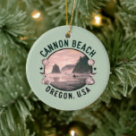 Cannon Beach Retro Vignette Keramik Ornament<br><div class="desc">Stilvolle Sake-Ornamente im Retro-Stil mit rosa getöntem Wasser-Blick auf Cannon Beach,  ODER auf pastellgrünen Hintergrund.</div>