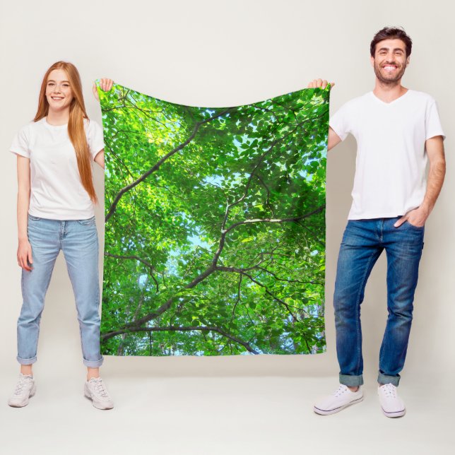 Canopy of Green, Leafy Branches with Blue Sky Fleecedecke (Beispiel)