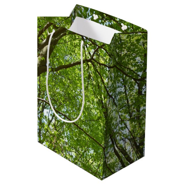 "Canopy of Spring Blätter Green Nature Scene Mittlere Geschenktüte (Rückseite Schrägansicht)