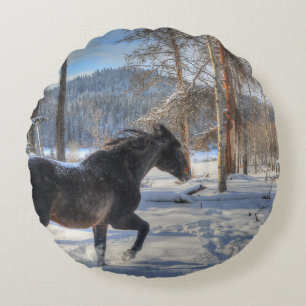 Cantering Black Percheron Pferd & Schnee Foto 2 Rundes Kissen
