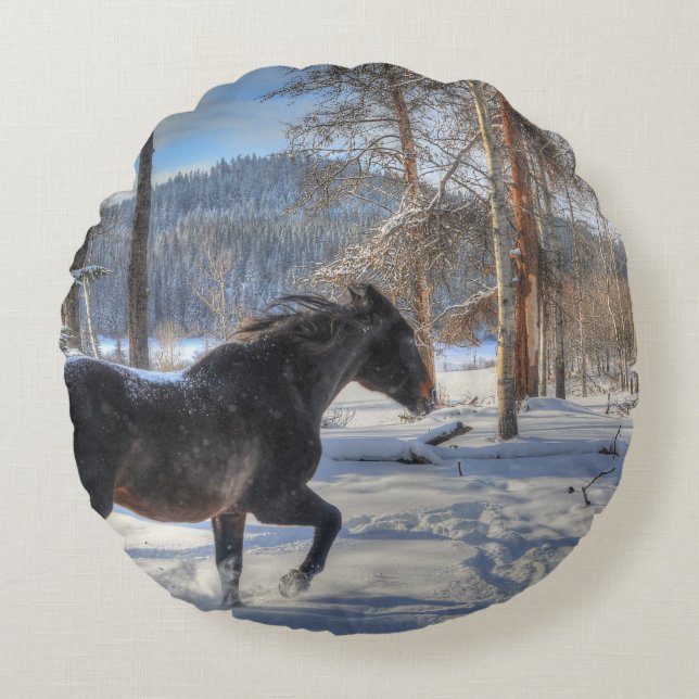 Cantering Black Percheron Pferd & Schnee Foto 2 Rundes Kissen (Vorderseite)