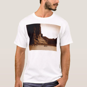 Canyon de Chelly Navajo von E. S. Curtis 1904 T-Shirt