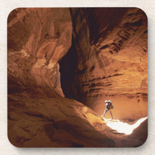 Canyoneer wird in den Tiefen einer schmalen Untersetzer