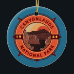 Canyonlands Nationalpark Retro Kompass Emblem Keramik Ornament<br><div class="desc">Canyonlands Vektorgrafik Design. Der Park ist bekannt für seine dramatische Wüstenlandschaft,  die vom Colorado Fluss gemeißelt wurde. Die Insel im Himmel ist ein riesiges,  flaches Mesa mit Panoramablick.</div>