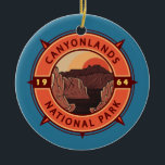 Canyonlands Nationalpark Retro Kompass Emblem Keramik Ornament<br><div class="desc">Canyonlands Vektorgrafik Design. Der Park ist bekannt für seine dramatische Wüstenlandschaft, die vom Colorado Fluss gemeißelt wurde. Die Insel im Himmel ist ein riesiges, flaches Mesa mit Panoramablick.</div>