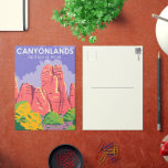 Canyonlands Nationalpark Utah Vintage Postkarte<br><div class="desc">Canyonlands Vektorgrafik Design. Der Park ist bekannt für seine dramatische Wüstenlandschaft,  die vom Colorado Fluss gemeißelt wurde. Die Insel im Himmel ist ein riesiges,  flaches Mesa mit Panoramablick.</div>