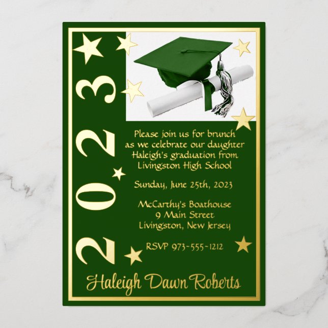Cap, Diploma, & Stars, Green & Gold Abschluss Folieneinladung (Vorderseite)