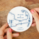 Cape Cod Wedding Welcome Party Cocktail Stunde Runder Pappuntersetzer<br><div class="desc">Beifall zu großartigen Zeiten auf Cape Cod bei Ihrer Hochzeitsfeier an der Küste mit diesen personalisierten Cape Cod Karte Papier Untersetzer. Perfekte Untersetzer für Ihre Cape Cod-Creme, Engagement Party, Begrüßungs-Begrüßungs-Party, Cocktailstunde oder Hochzeitsempfang. Die handgezeichnete Karte von Cape Cod umfasst Barnstable, Bourne, Brewster, Buzzards Bay, Cataumet, Centerville, Chatham, Dennis, Dennis Port,...</div>
