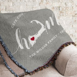 Cape Cod Zuhause Town Personalisiert Decke<br><div class="desc">Zeigen Sie den Stolz der Heimatstadt mit dieser niedlichen rustikalen grauen Werftdecke mit "Zuhause" in weißer Kalligrafie, die mit einer Silhouette von Cape Cod, die für den Buchstaben "O" stehend ist, schreibt. Eine rote Herzanzeige in der Staat-Karte vervollständigt das Design; Sie können die Herzposition in Ihrer Zuhause-Stadt ändern, indem Sie...</div>