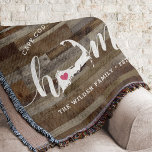 Cape Cod Zuhause Town Personalisierter Holzschau Decke<br><div class="desc">Zeigen Sie den Stolz der Heimatstadt auf diese niedliche rustikale Imitat Holzdecke mit "Zuhause" in weißer Kalligrafie Schrift, die mit einer Silhouette von Cape Cod, in der der Buchstabe "O" stehend ist, schreibt. Eine rosa Herzillustrierung in der Staat-Karte vervollständigt das Design; Sie können die Herzposition in Ihrer Zuhause-Stadt ändern, indem...</div>