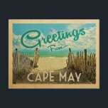 Cape May Beach Vintage Travel Postkarte<br><div class="desc">Diese Gruß aus Cape May Vintage Postkartendesign verfügt über einen Sandstrand mit einem schönen türkisfarbenen Ozean Wasser und über dem Meer,  einen blauen Himmel mit billigen weißen Wolken. Im Vintage Reisen Stil.</div>
