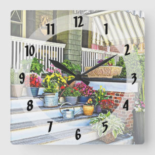 Cape May NJ - Blumen und Gießkannen auf der Verand Quadratische Wanduhr
