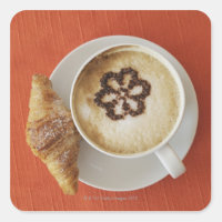 Cappuccino mit Schokolade und einem Hörnchen,
