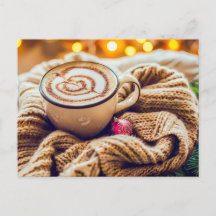 Cappuccino mit Weihnachtsschmuck in Decke