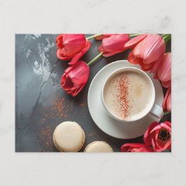 Cappuccino und Macarons umringt von Tulpen Postkarte