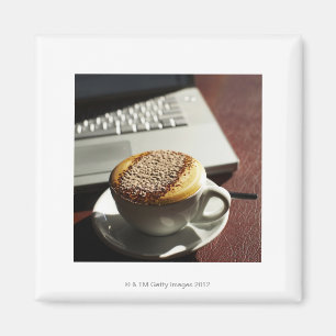 Cappuccino vor Laptop Magnet