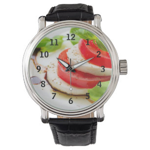 Caprese Salat. Tomate- und Mozzarellascheiben Armbanduhr