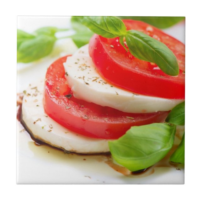 Caprese Salat. Tomate- und Mozzarellascheiben Fliese (Vorderseite)