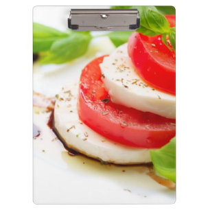 Caprese Salat. Tomate- und Mozzarellascheiben Klemmbrett